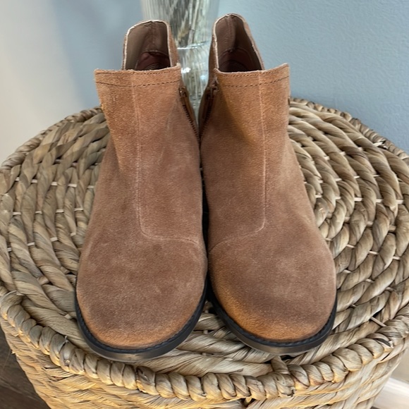 Vionic Tan Ankle Boots - Picture 5 of 7